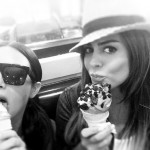 Carla DiBello comiendo helado