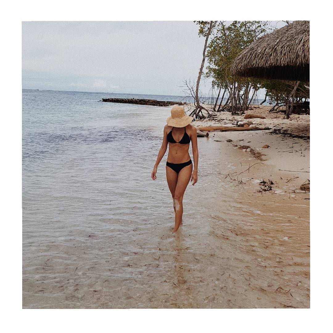 Andrea Serna playa y bikini negro