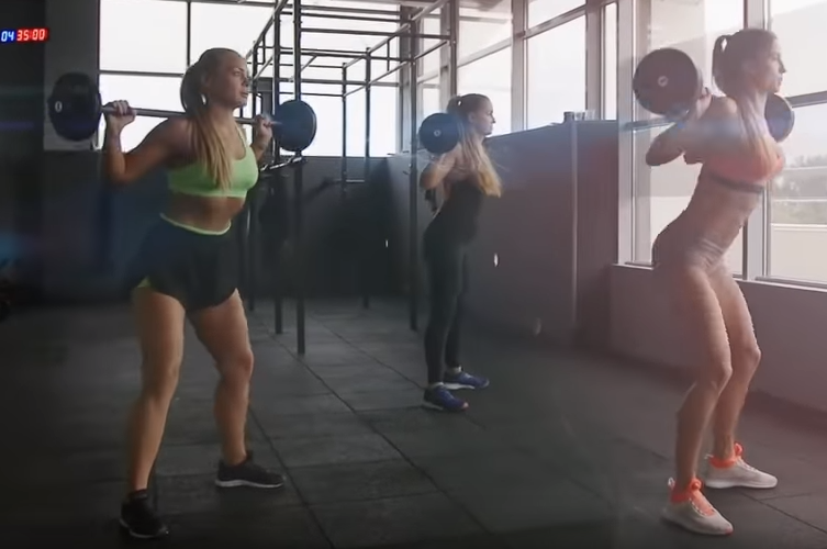 Mujeres entrenando en el gym